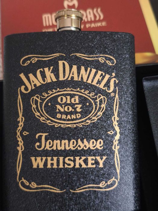 Премиум подаръчен комплект Jack Daniel’s: матово черна метална манерка + метална кутия за цигари (нов)