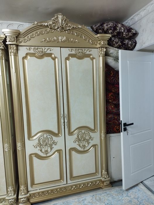 Шкаф сотилади узимники