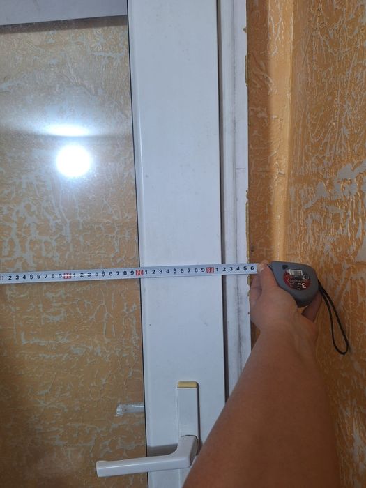 Продам пластиковую дверь