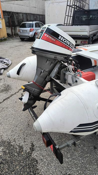 Надуваема лодка Зандер 3,30 с двигател и колесар.