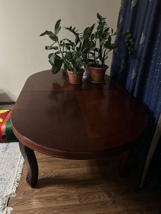 Деревянный стол.