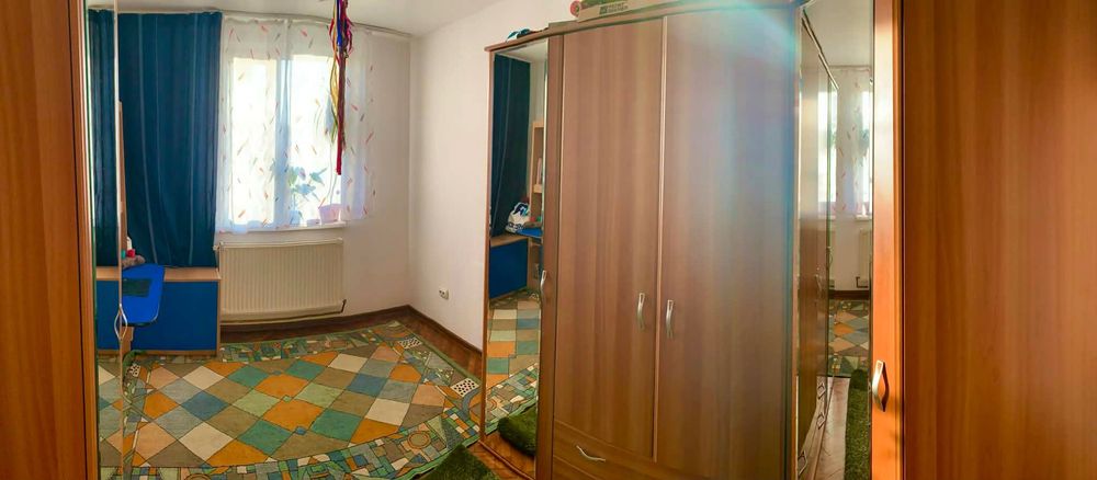 Apartament 3 camere, 2 băi, o bucătărie, salon de luat masa blus balcon
