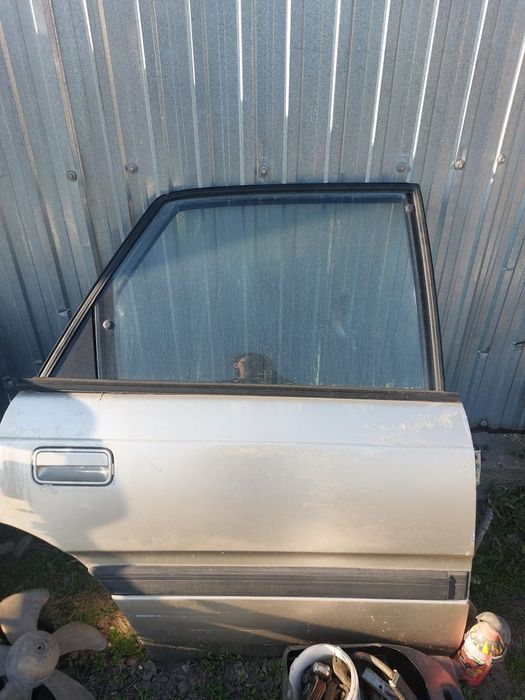 Двери  автомобиля мазда