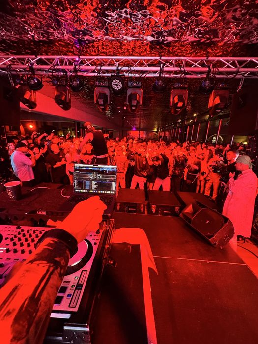 Ofer servicii DJ & MC profesionale