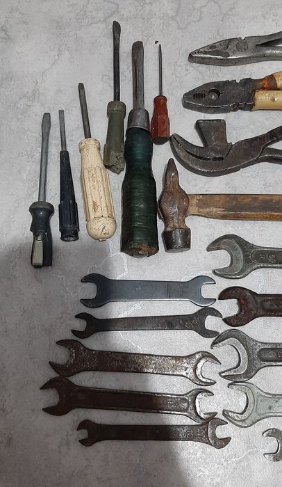 Инструменты гвоздодер, молоток, ключи.