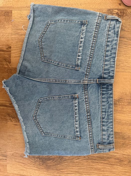 Pantaloni scurți denim și bluză umeri goi in