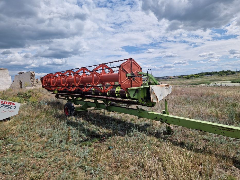 Жатка на комбайн CLAAS.