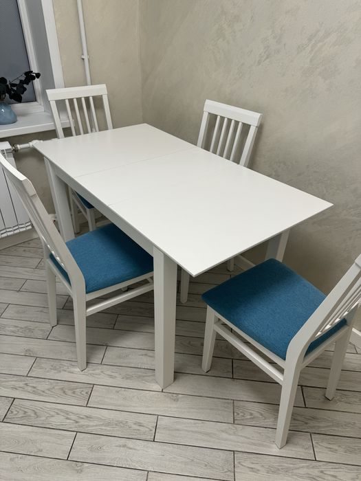 Продаю кухонный стол со стульями
