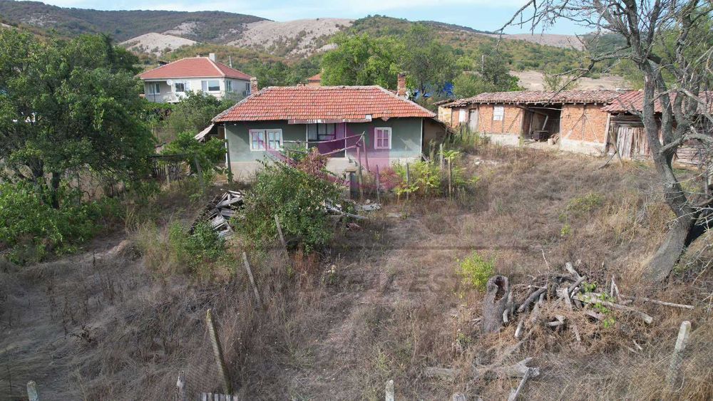 Къща с двор -село Голица