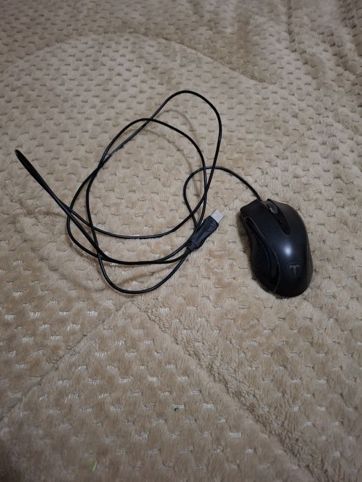 Продавам геймърска мишка