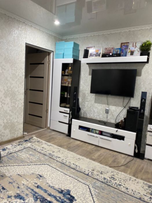 Сдам помесячно квартиру девушке  с подселением