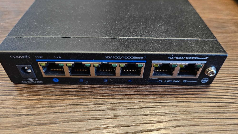 Switch UTEPO POE- 2x uplinl 10/100 nou