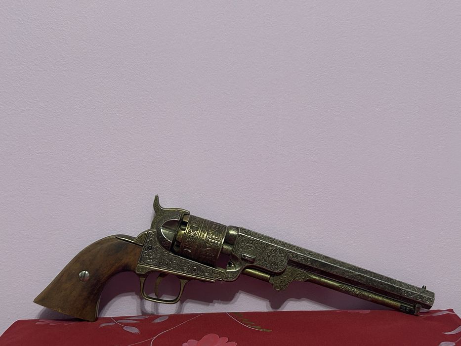 Revolver decorativ panoplie tip Colt Navy 1851 – piesă de colecție