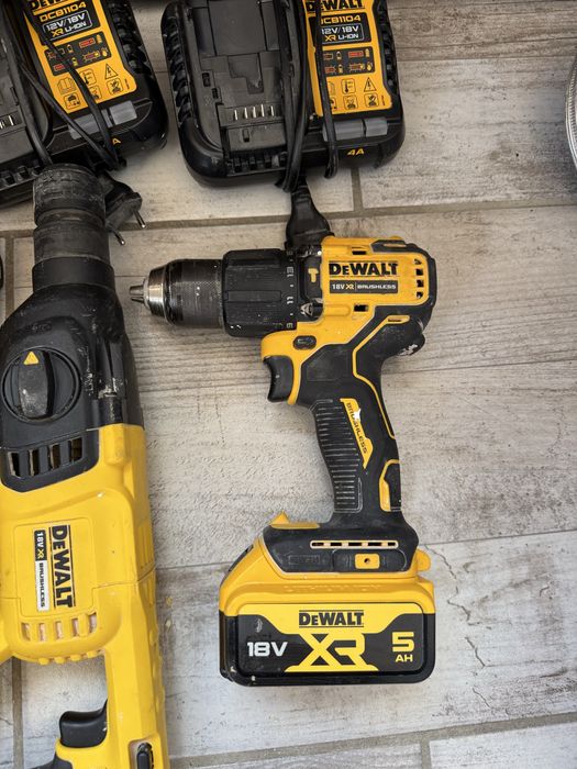 Ofer spre vânzare set dewalt originale.  Setul este Compus din: 2 filetante  1 flex  1 rotopercutanta  4 baterii de 5ah  2 incarcatoare