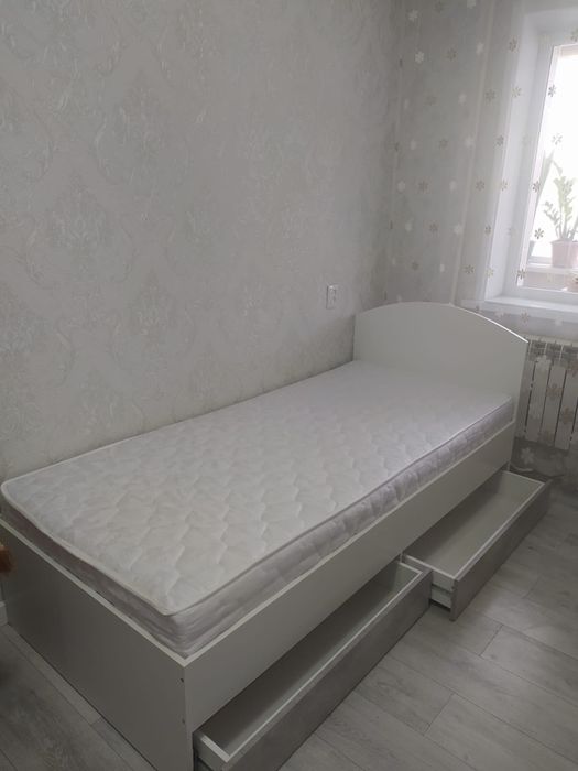 Спальный гарнитур, кровать и стол