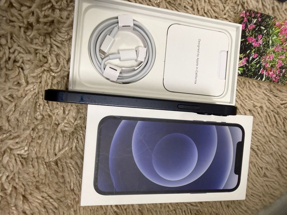 Vând iPhone 12 negru 64 g