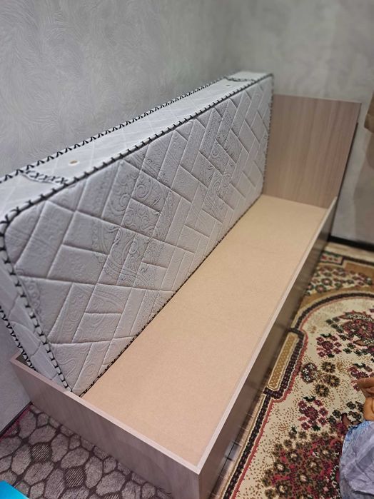 Кровать с матрасом