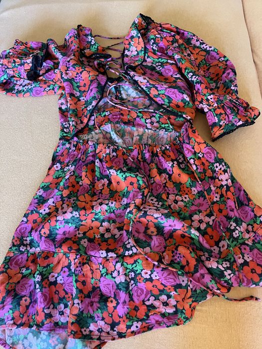 Рокля на цветя с гол гръб и буфан ръкав