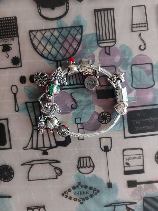 Сребърни Pandora гривни и талисмани