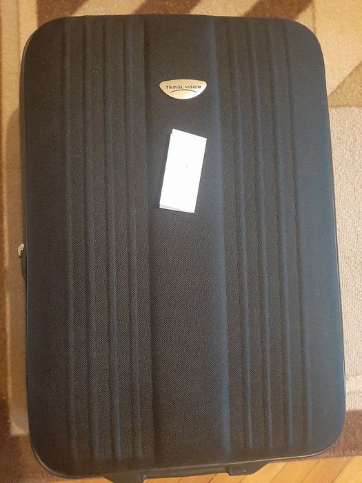 Чисто нов куфар черен