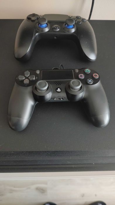 Playstation 4 PRO с два контролера и една игра