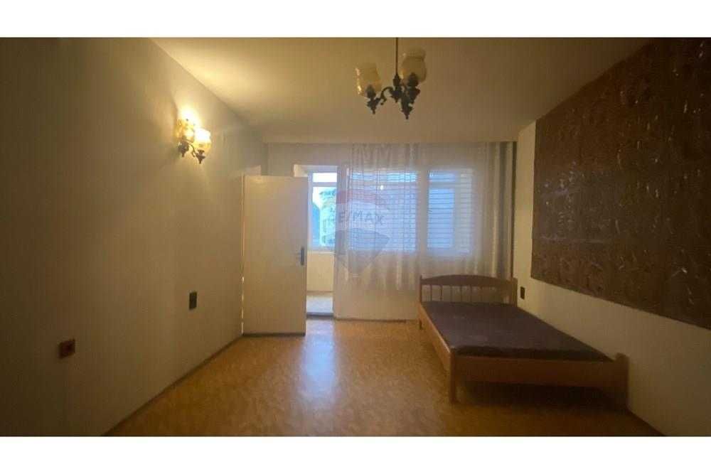 Продава се Тристаен апартамент в Шумен, Пазара - 90 кв.м за 1275 €/кв.м - Снимка #6