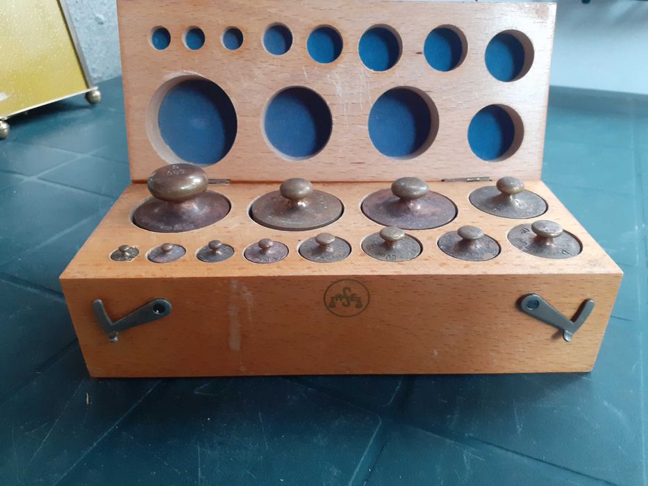 Комплект бронзови теглилки тежести с дървена кутия