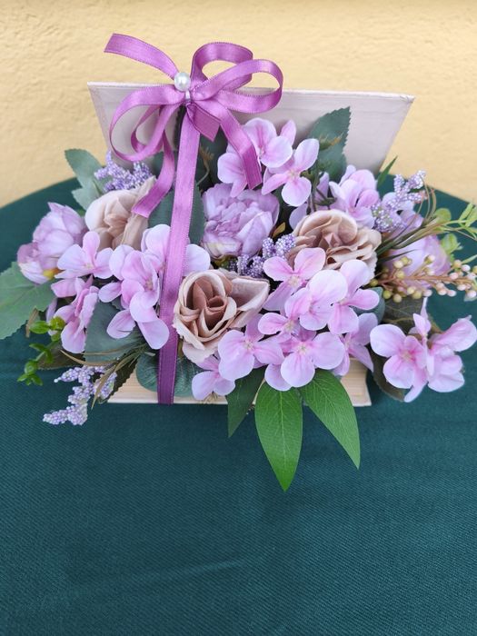 Аранжировка на цветя в кутия тип разтворена книга