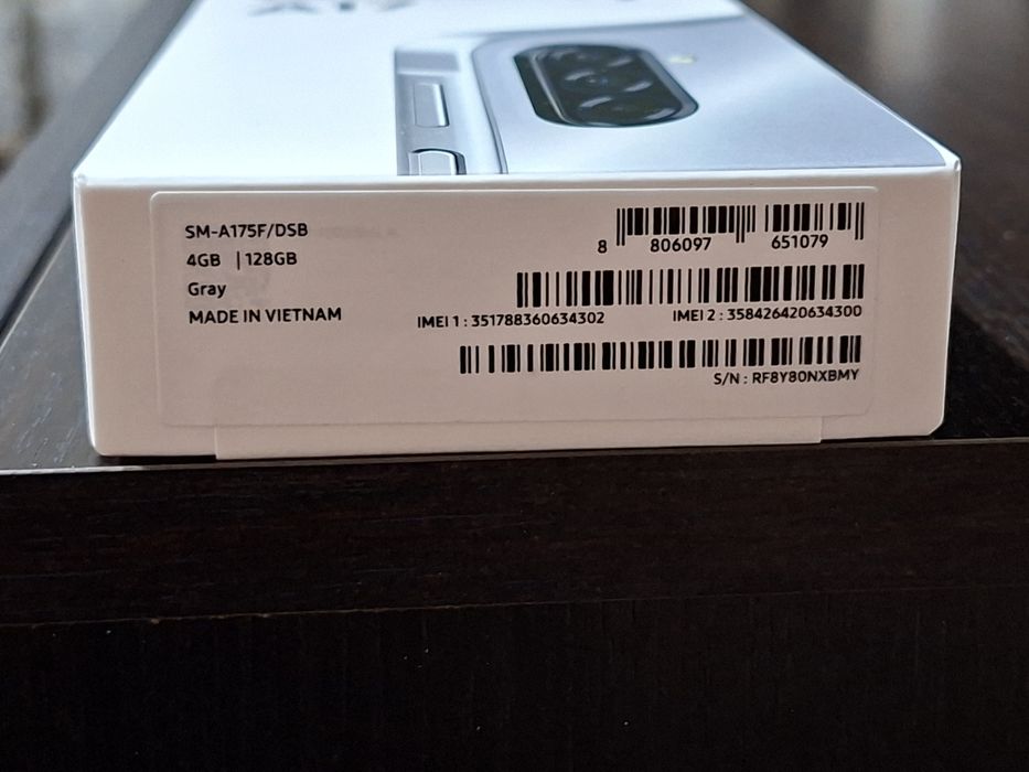 -Vând telefon Samsung A17- SIGILAT-