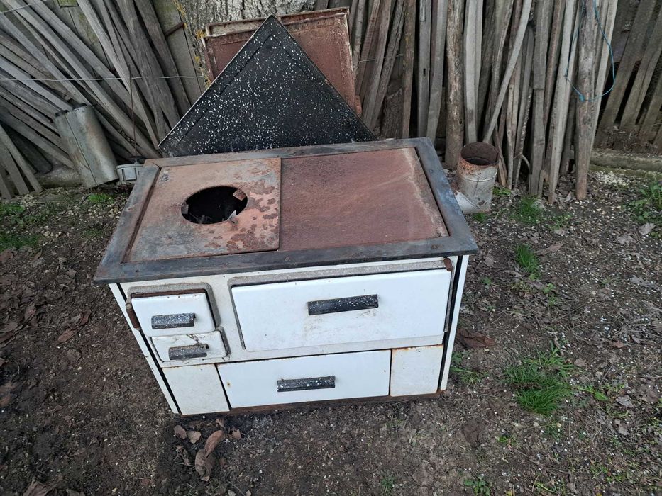 Продавам дървена печка с малка фурна към нея .