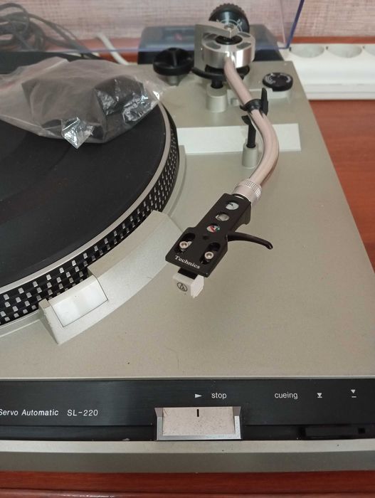 Продам проигрыватель винил дисков TECHNICS.