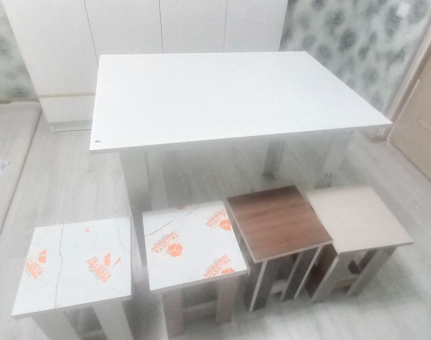 Кухонный стол с 4 стульями