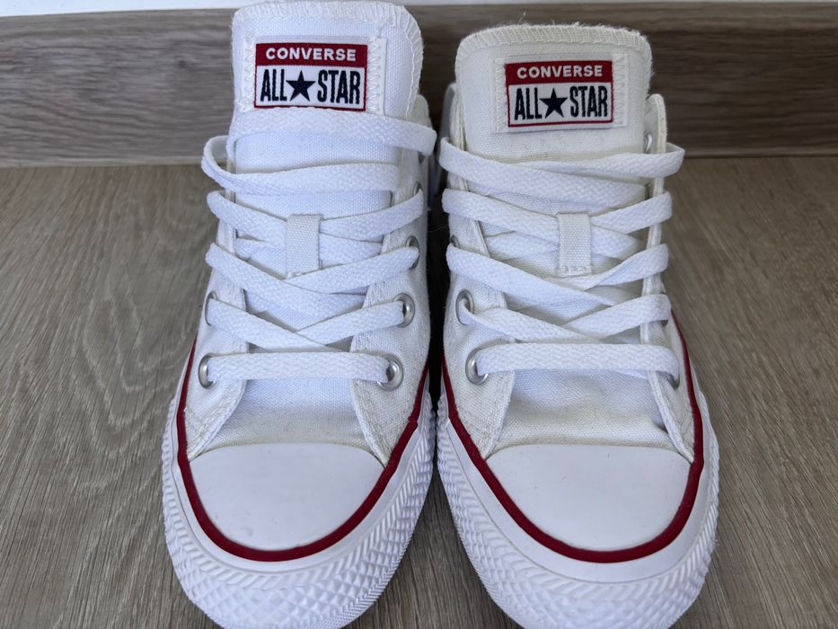 Teniși albi Converse
