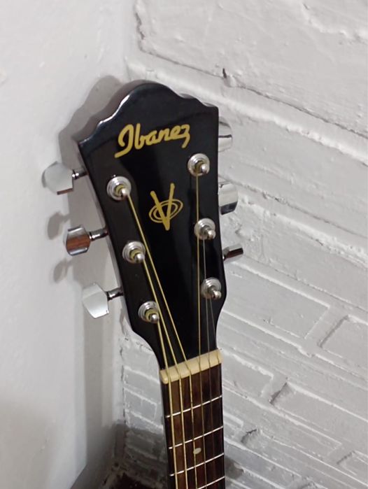 продается гитара срочно