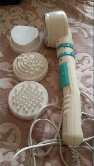 Удобный с насадками массажёр