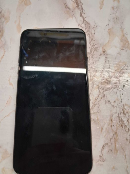 Продавам айфон 11 про макс