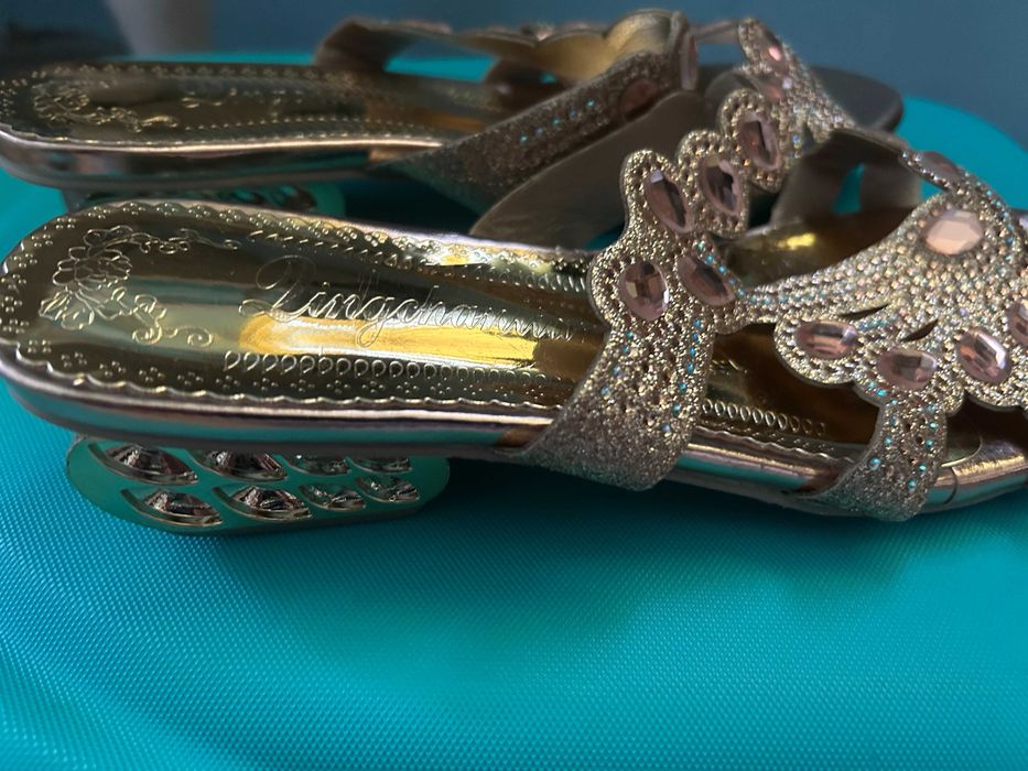 Лачени чехли - златисти с камъни