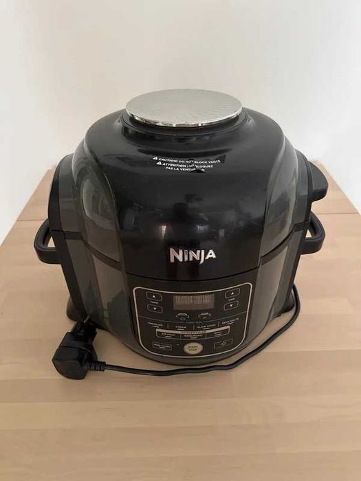 Ninja Foodi OP300UK – multicooker 7‑în‑1 + capac presiune, stare excelentă