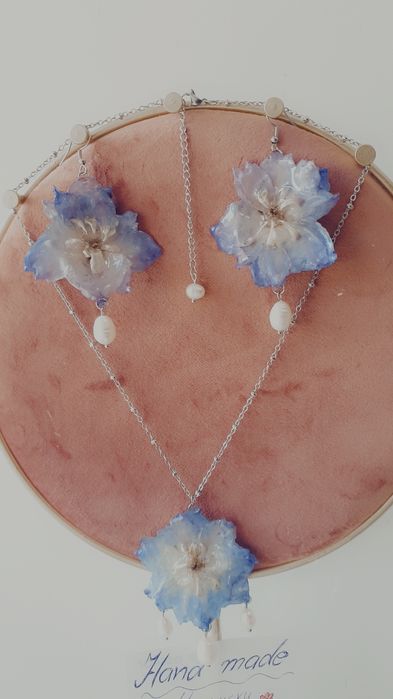 Обеци и колие от истински цветя , стомана ,смола и перли