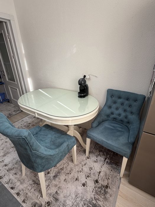 Продаётся  Стол с 6 стульями!