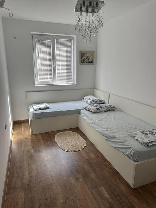 Тристаен, под наем, Център