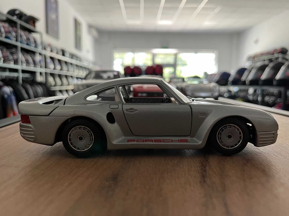 Метална колекционерска количкa BBURAGO  PORSCHE 959  мащаб 1:24