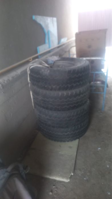 Шины с дисками на внедорожник.