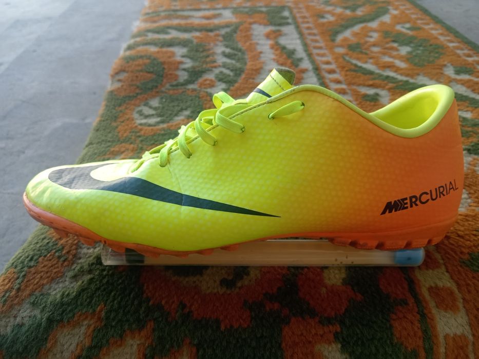 Продам бутсы (сороконожки) мини футбол.