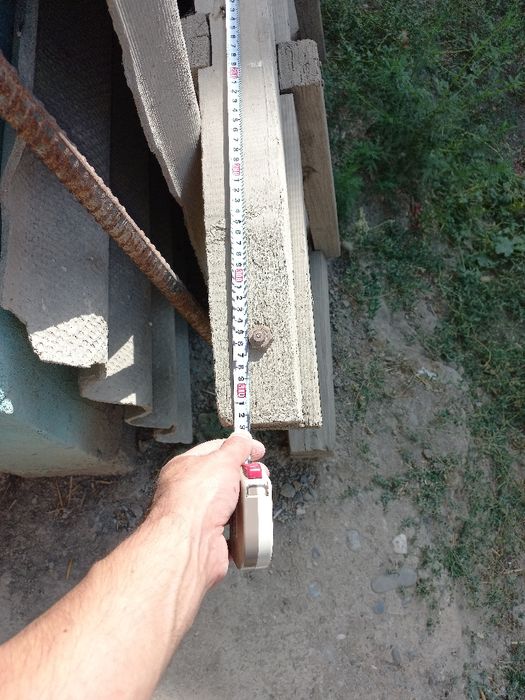 Деревянная мощная лестница.