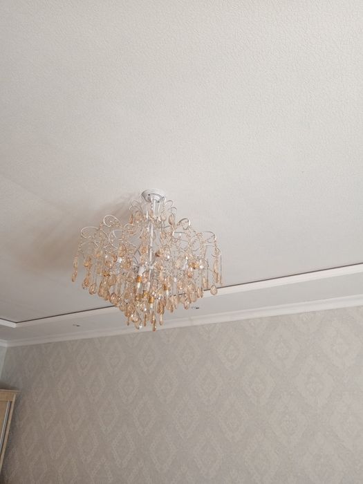 Люстра сотилади.