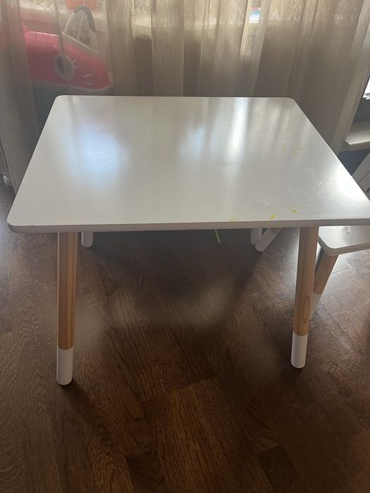 Детска дървена масичка със столчета