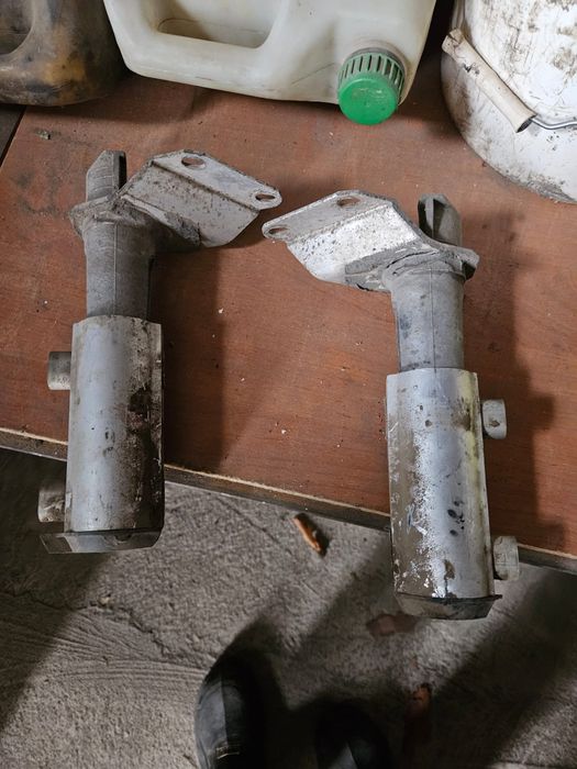 Продам крепления заднего бампера на Ауди 80 б4