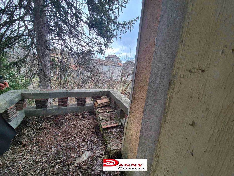 Двуетажна къща с двор в гр. Павликени