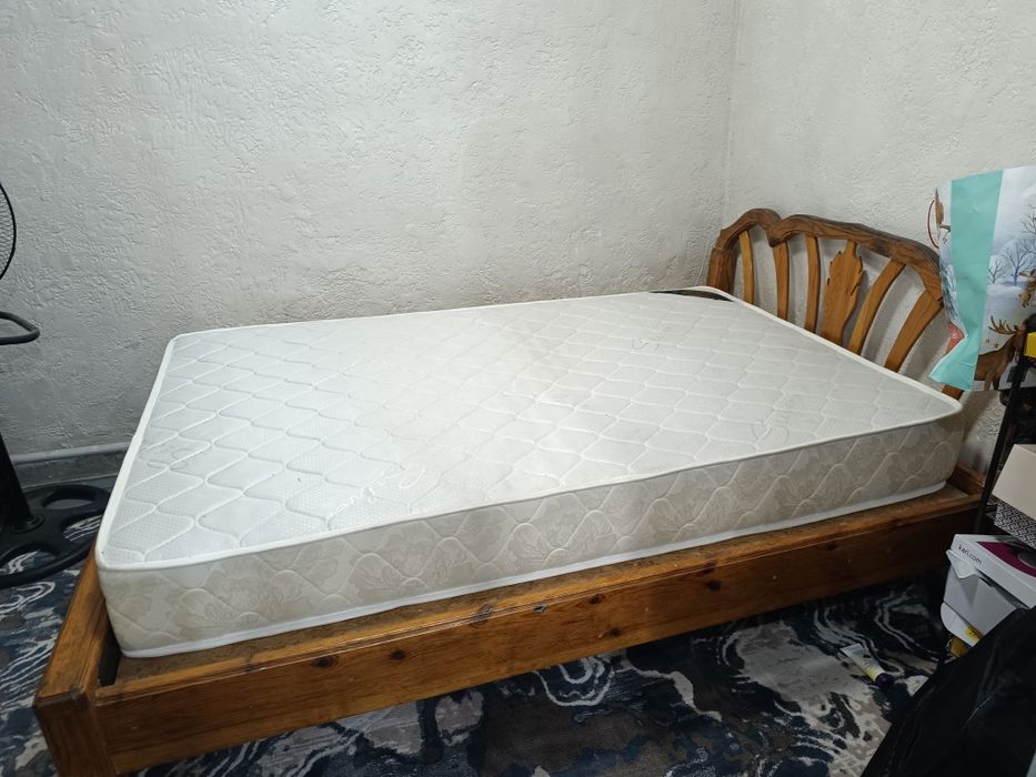 Продам кровать с матрасом